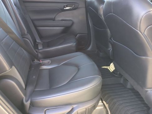 Used 2022 Toyota Highlander XLE image 21