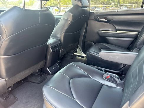 Used 2023 Toyota Highlander XLE FWD image 11