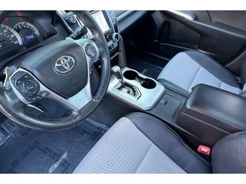 Used 2014 Toyota Camry SE image 12
