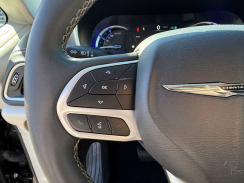 Used 2023 Chrysler Pacifica Touring-L image 30