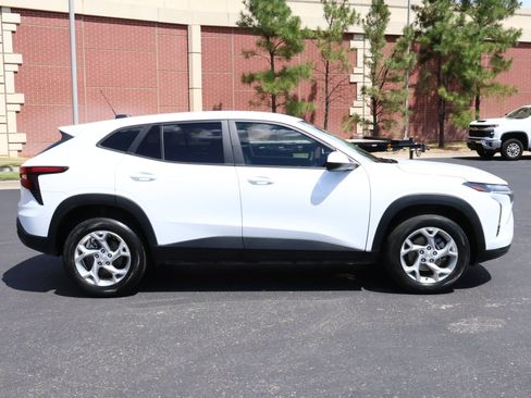 Used 2025 Chevrolet Trax LS w/ LS Convenience Package FWD image 26