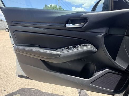 Used 2025 Nissan Altima 2.5 SV FWD image 25