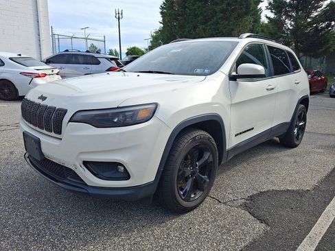 Used 2019 Jeep Cherokee Latitude Plus AWD/4WD image 3