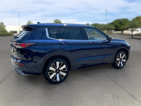 New 2025 Mitsubishi Outlander SEL image 7