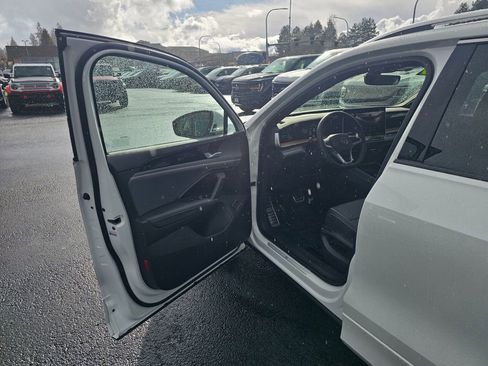 Used 2025 Volkswagen Tiguan SEL R-Line image 18