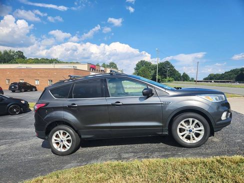 Used 2018 Ford Escape SE w/ SE Sync 3 Package FWD image 4