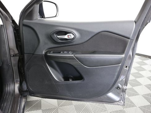 Used 2014 Jeep Cherokee Latitude FWD image 25