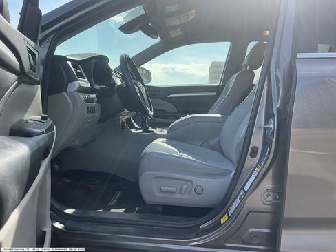 Used 2019 Toyota Highlander Plus FWD image 8