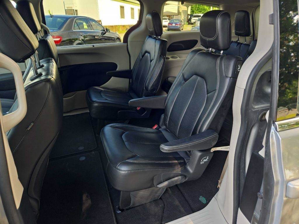 Used 2020 Chrysler Voyager Lxi FWD image 29