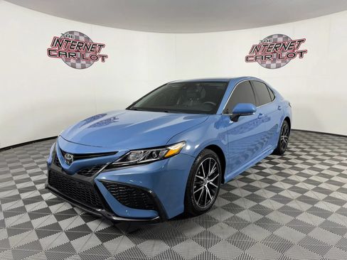 Used 2023 Toyota Camry SE FWD image 3