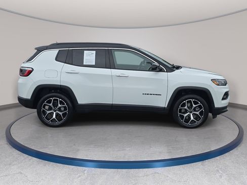 Used 2025 Jeep Compass Limited w/ Sun & Sound Group AWD/4WD image 4