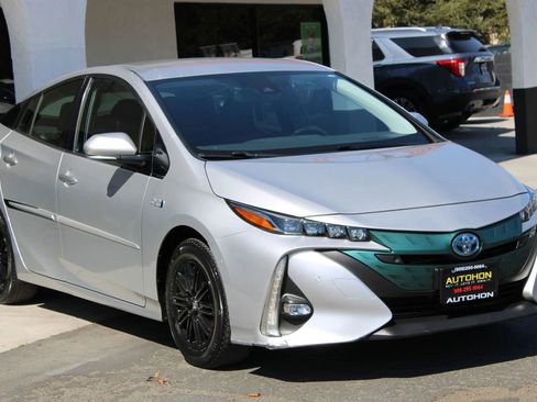 Used 2017 Toyota Prius Prime Advanced FWD image 3
