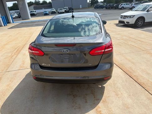 Used 2018 Ford Focus SE w/ Cold Weather Package FWD image 4