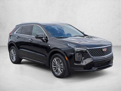 Used 2025 Cadillac XT4 Premium Luxury FWD image 3