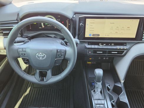 Used 2025 Toyota Camry SE w/ Multimedia Upgrade Package image 31