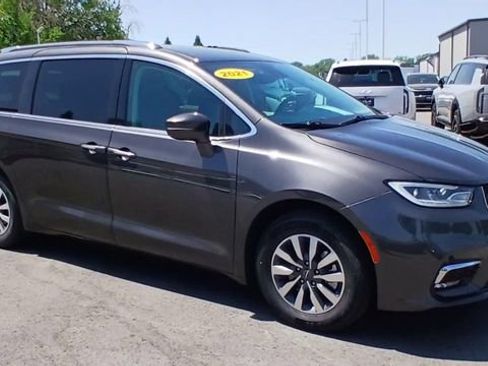 Used 2021 Chrysler Pacifica Touring-L FWD image 3