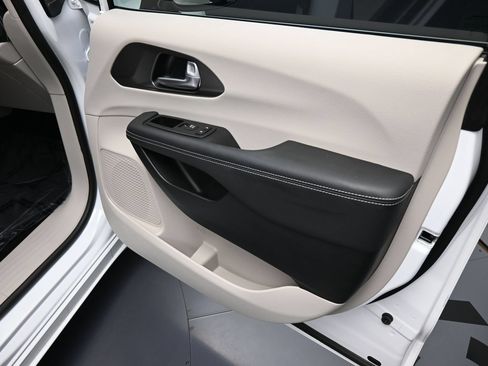 Used 2024 Chrysler Pacifica Limited FWD image 20