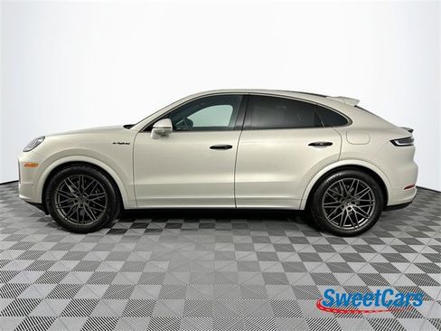 Used 2025 Porsche Cayenne Turbo image 4