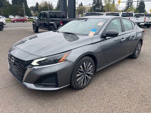 Used 2024 Nissan Altima 2.5 SV image 2