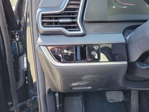Used 2024 Kia Sportage LX image 15