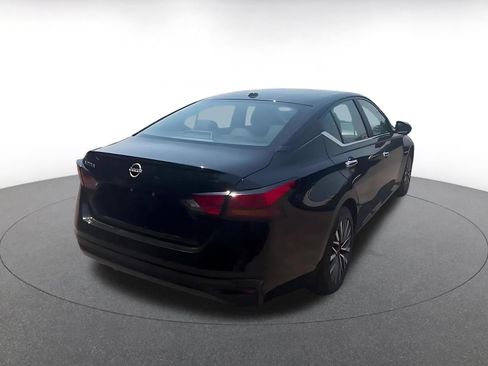 Used 2025 Nissan Altima 2.5 SV FWD image 12