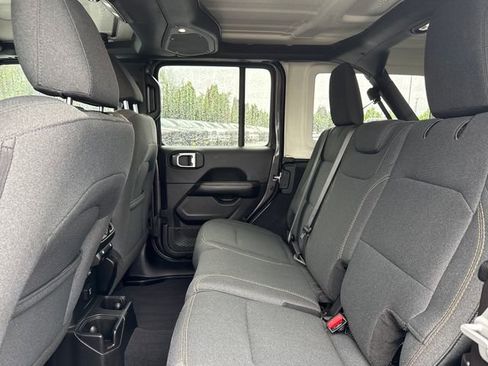 Used 2025 Jeep Wrangler Unlimited Sahara AWD/4WD image 17