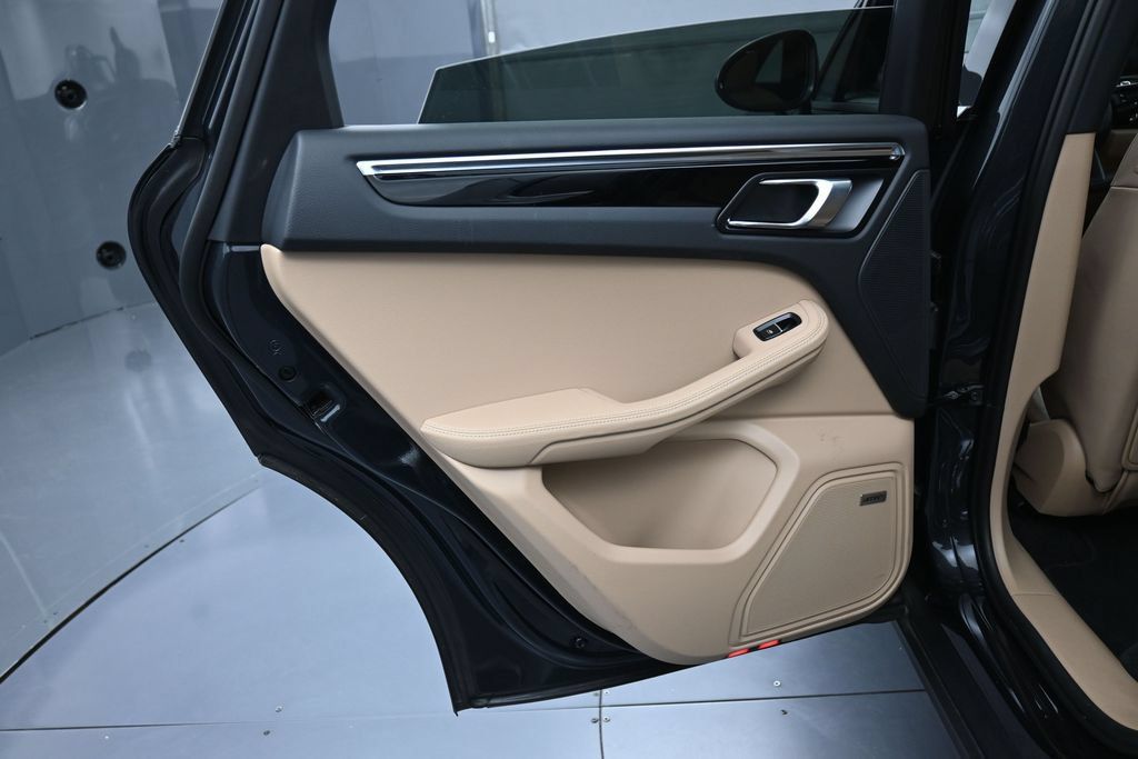 Certified 2026 Porsche Macan AWD/4WD image 23