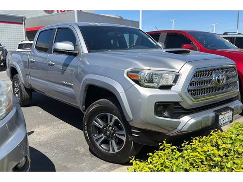 Used 2016 Toyota Tacoma TRD Sport image 2