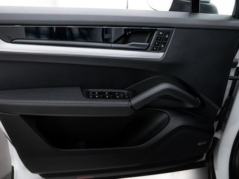 Certified 2024 Porsche Cayenne image 17