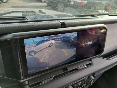 Used 2024 Jeep Wrangler Sahara image 27