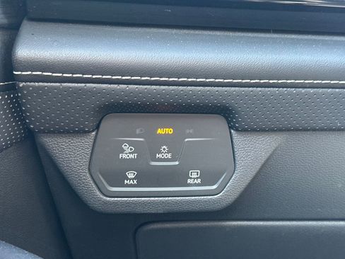 Used 2024 Volkswagen Atlas Cross Sport SE AWD/4WD image 17