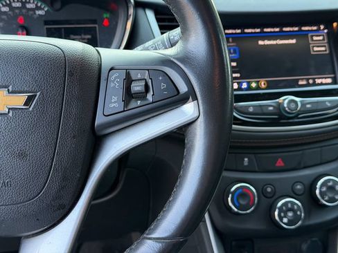 Used 2022 Chevrolet Trax LT w/ LT Convenience Package AWD/4WD image 9