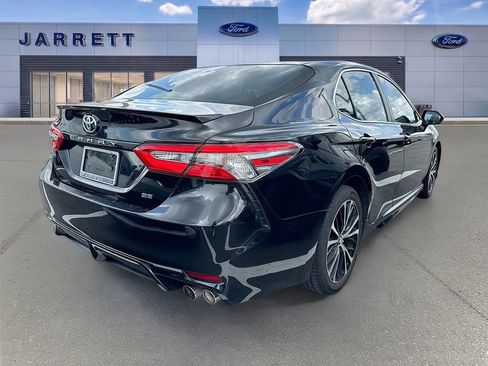 Used 2018 Toyota Camry SE w/ Moonroof Package FWD image 4