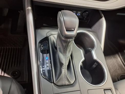 Used 2024 Toyota Highlander XLE AWD/4WD image 14