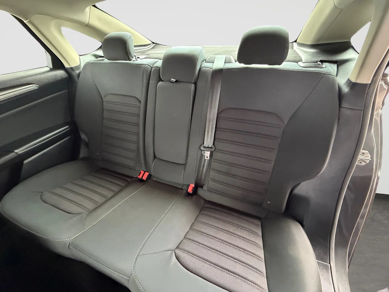 Used 2018 Ford Fusion SE w/ Fusion SE Technology Package FWD image 15