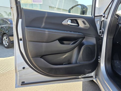 New 2026 Chrysler Pacifica Select image 11
