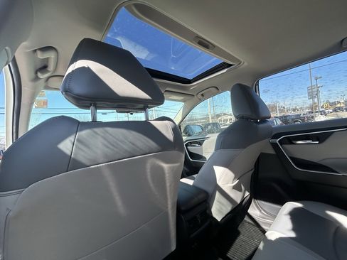 Used 2022 Toyota RAV4 XLE Premium image 28