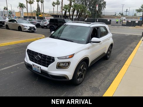Used 2025 Hyundai Venue SEL FWD image 1