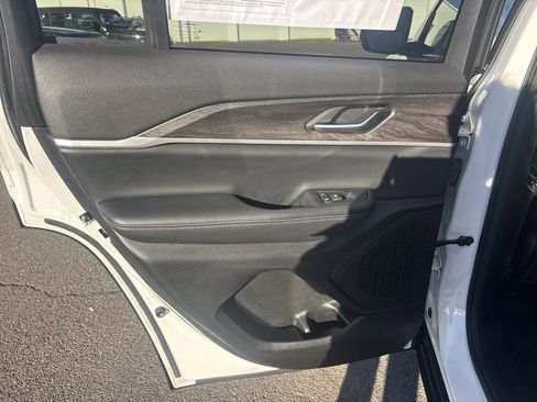 Used 2023 Jeep Grand Cherokee Limited image 12