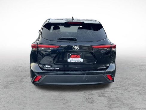 Certified 2023 Toyota Highlander XLE image 6
