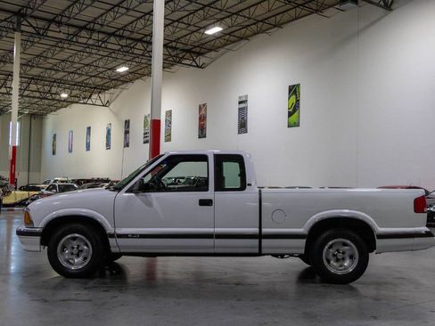 Used 1995 Chevrolet S10 Pickup LS RWD image 3