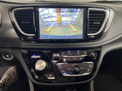 Certified 2025 Chrysler Pacifica Limited FWD image 20