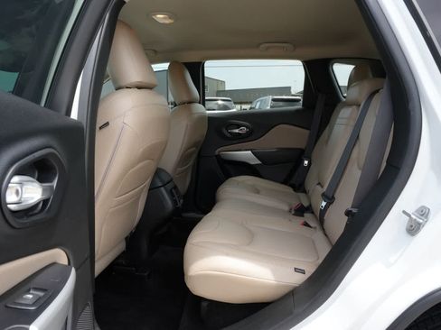 Used 2017 Jeep Cherokee Latitude w/ Comfort/Convenience Group FWD image 19