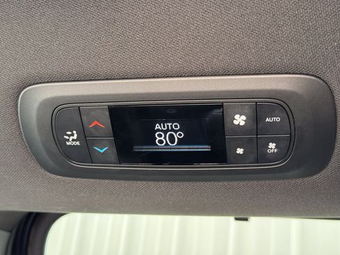 Used 2025 Chrysler Pacifica Select FWD image 29