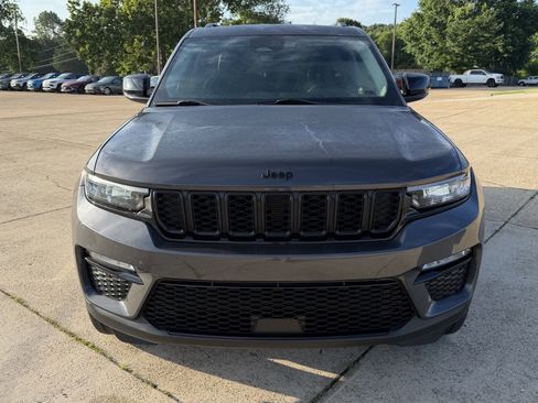 Used 2023 Jeep Grand Cherokee Limited w/ Black Appearance Package AWD/4WD image 3