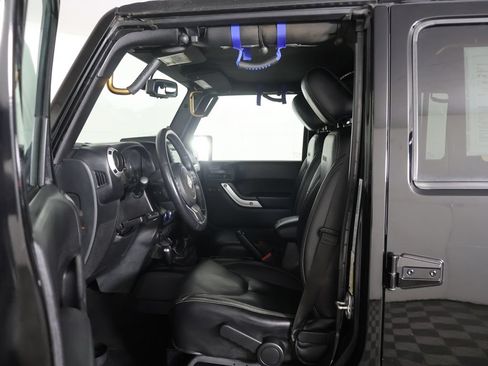 Used 2016 Jeep Wrangler Unlimited Sahara w/ Connectivity Group AWD/4WD image 25
