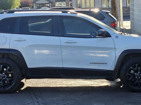 Used 2017 Jeep Cherokee Trailhawk AWD/4WD image 6