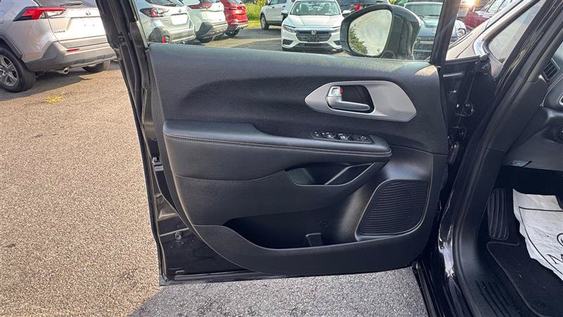 Used 2024 Chrysler Pacifica Touring FWD image 30