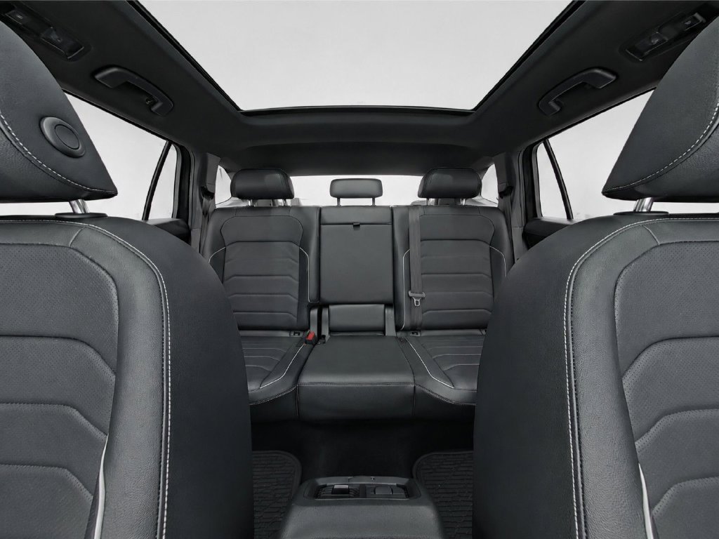 Used 2024 Volkswagen Tiguan SEL R-Line w/ MDO Package, Two-Row AWD/4WD image 32