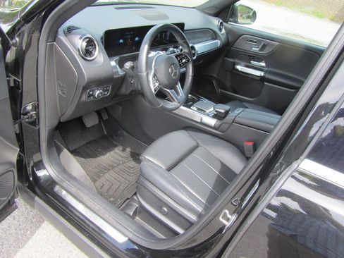 Used 2020 Mercedes-Benz GLB 250 4MATIC w/ Premium Package image 17